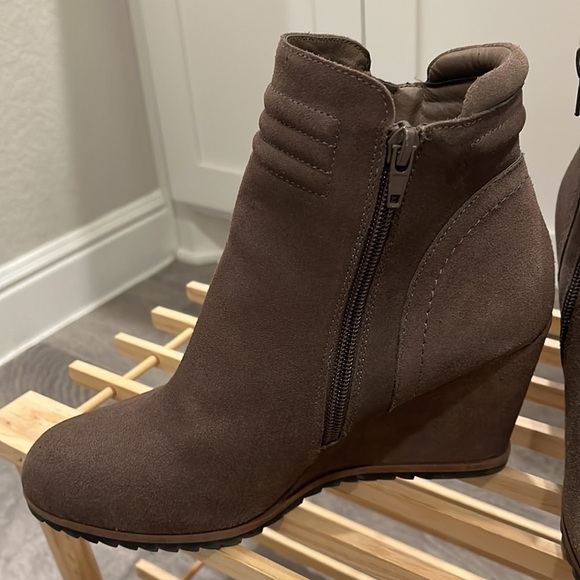Taupe Ankle Boots Wedge Heel Suede Round Toe Sz 8 - Picture 2 of 7